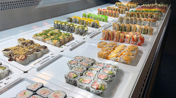 Stort udvalg af forskellige sushi rolls fra Sooshi i Herning Centret